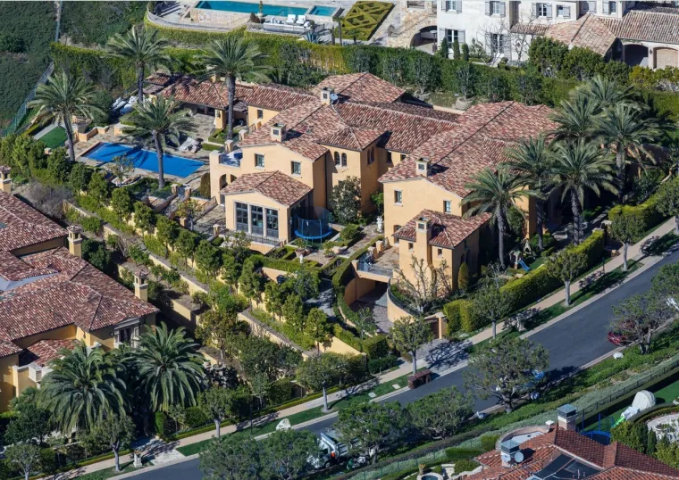 Surađivao je s Alibabom, kineskim internetskim gigantom maloprodaje, kako bi surađivao na dru&scaron;tvenoj platformi za dru&scaron;tvene medije, proizvodima s robnom markom Kobea i objavljivanju njegovog dokumentarnog filma "Muse".