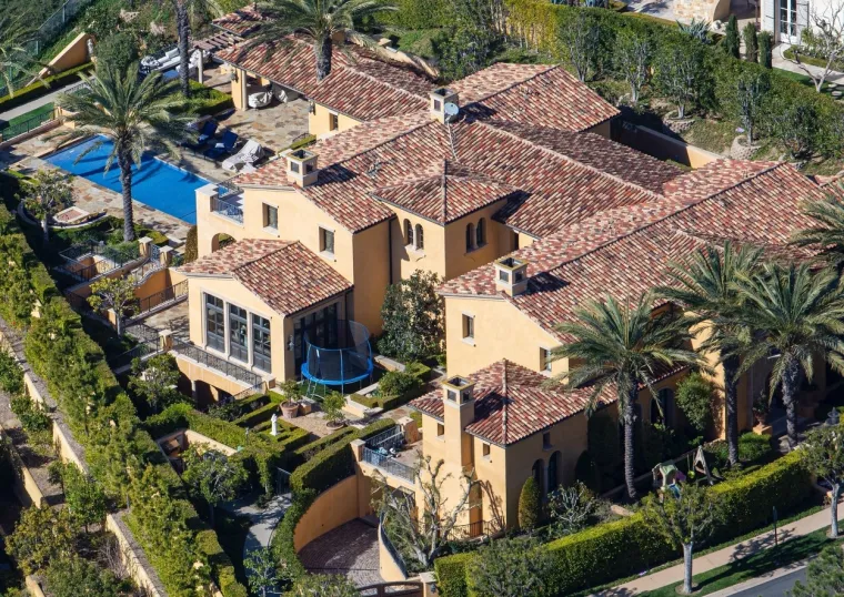 [FOTO] PRIMJEĆUJETE LI OVO PORED MEGALUKSUZNE KUĆE BRYANTOVIH? Neke stvari tek će sad izaći na povr&scaron;inu