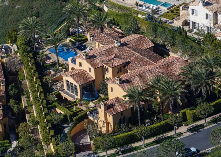 [FOTO] PRIMJEĆUJETE LI OVO PORED MEGALUKSUZNE KUĆE BRYANTOVIH? Neke stvari tek će sad izaći na povr&scaron;inu