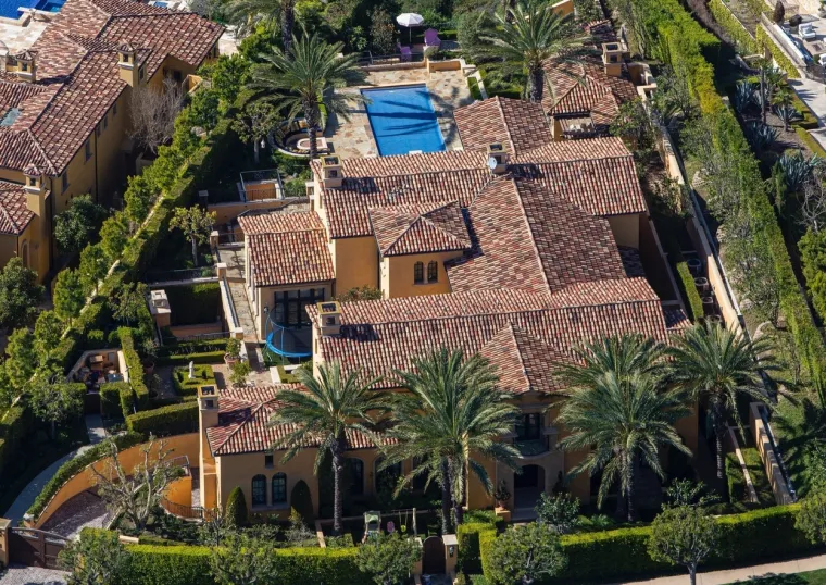 [FOTO] PRIMJEĆUJETE LI OVO PORED MEGALUKSUZNE KUĆE BRYANTOVIH? Neke stvari tek će sad izaći na povr&scaron;inu