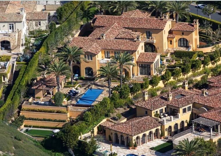 [FOTO] PRIMJEĆUJETE LI OVO PORED MEGALUKSUZNE KUĆE BRYANTOVIH? Neke stvari tek će sad izaći na povr&scaron;inu