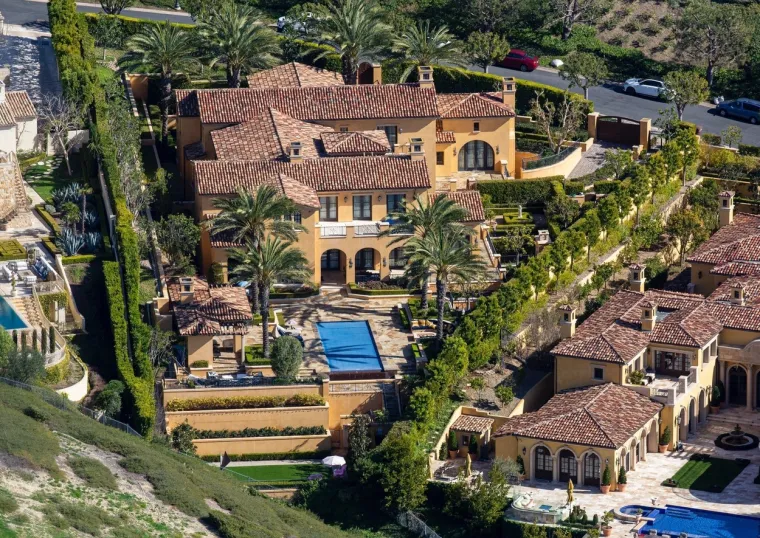 [FOTO] PRIMJEĆUJETE LI OVO PORED MEGALUKSUZNE KUĆE BRYANTOVIH? Neke stvari tek će sad izaći na povr&scaron;inu