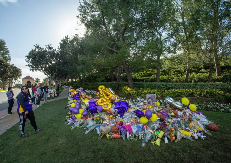 Stoga, ne čudi &scaron;to stotine ljudi u gradu Newport Beach pohodi ispred Kobeovog imanja i opra&scaron;ta se od svog sugrađanina, susjeda, osobe koja ih je inspirirala i koja je bila dio njih.