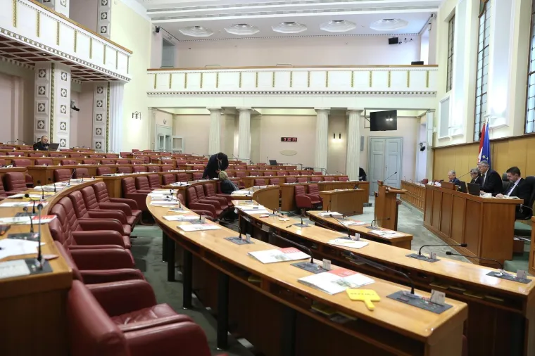 SABLASNO PRAZAN POČETAK SJEDNICE SABORA: Željko Reiner pozdravio svih četvero zastupnika koji su došli u sabornicu