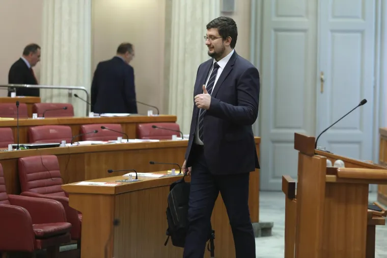 SABLASNO PRAZAN POČETAK SJEDNICE SABORA: Željko Reiner pozdravio svih četvero zastupnika koji su došli u sabornicu