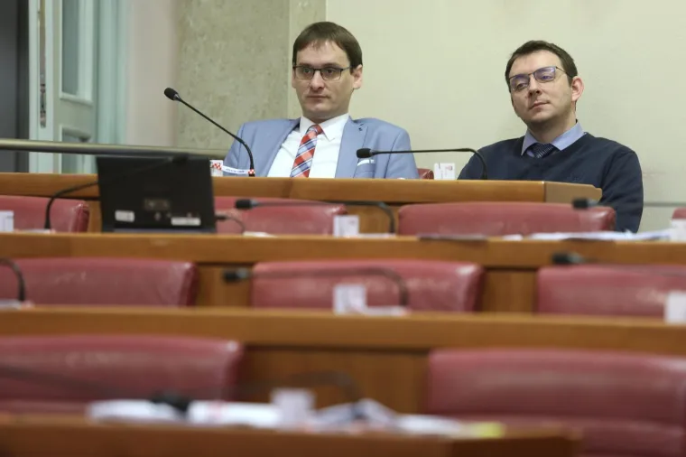 SABLASNO PRAZAN POČETAK SJEDNICE SABORA: Željko Reiner pozdravio svih četvero zastupnika koji su došli u sabornicu