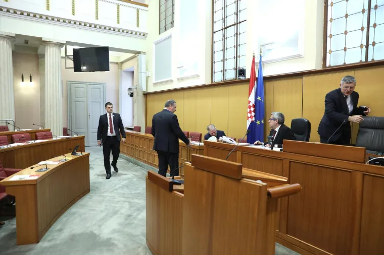 SABLASNO PRAZAN POČETAK SJEDNICE SABORA: Željko Reiner pozdravio svih četvero zastupnika koji su došli u sabornicu