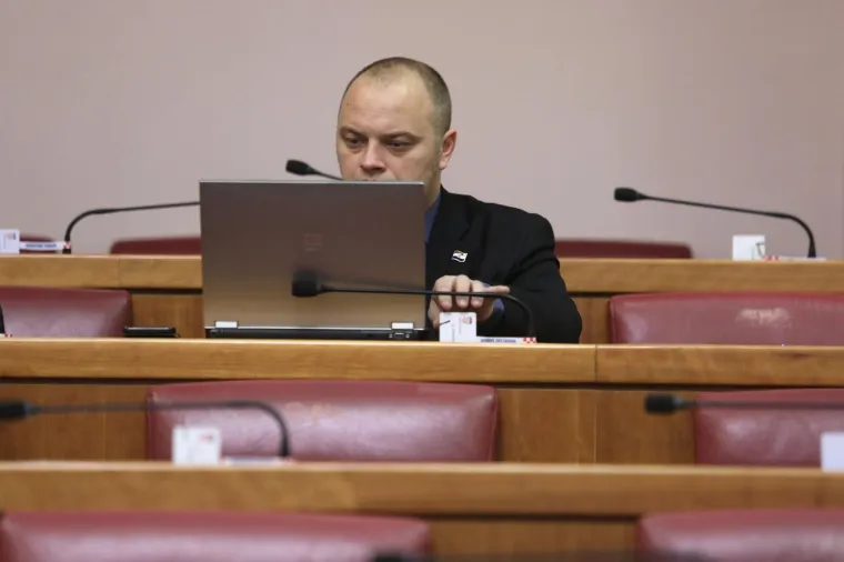 SABLASNO PRAZAN POČETAK SJEDNICE SABORA: Željko Reiner pozdravio svih četvero zastupnika koji su došli u sabornicu