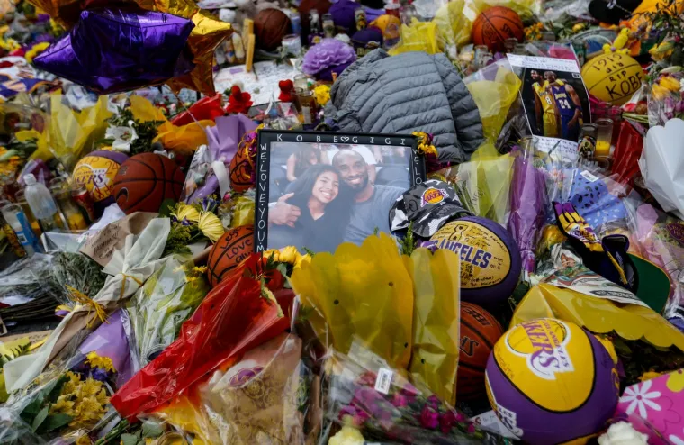 [FOTO] PREVELIKA JE TUGA ZA KOBEOM, GIGI I OSTALIM POGINULIMA: Ovi prizori iz Los Angelesa upravo obilaze svijet