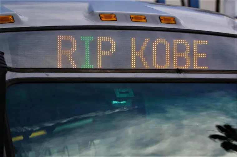 [FOTO] PREVELIKA JE TUGA ZA KOBEOM, GIGI I OSTALIM POGINULIMA: Ovi prizori iz Los Angelesa upravo obilaze svijet