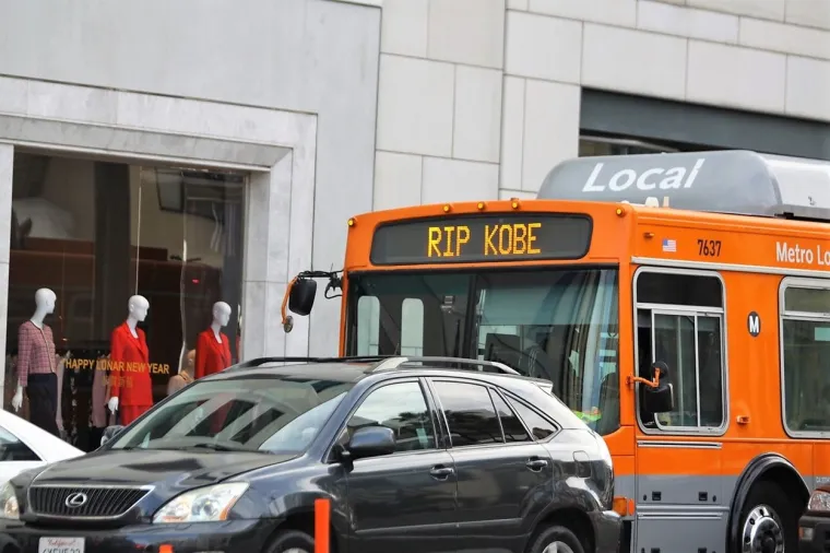 [FOTO] PREVELIKA JE TUGA ZA KOBEOM, GIGI I OSTALIM POGINULIMA: Ovi prizori iz Los Angelesa upravo obilaze svijet