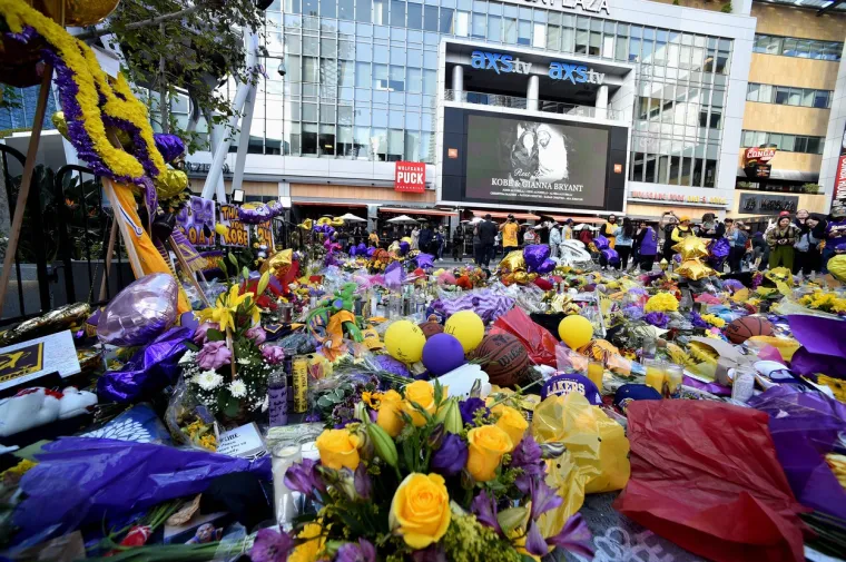 [FOTO] PREVELIKA JE TUGA ZA KOBEOM, GIGI I OSTALIM POGINULIMA: Ovi prizori iz Los Angelesa upravo obilaze svijet