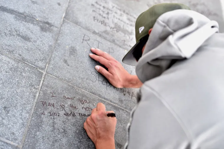 [FOTO] PREVELIKA JE TUGA ZA KOBEOM, GIGI I OSTALIM POGINULIMA: Ovi prizori iz Los Angelesa upravo obilaze svijet