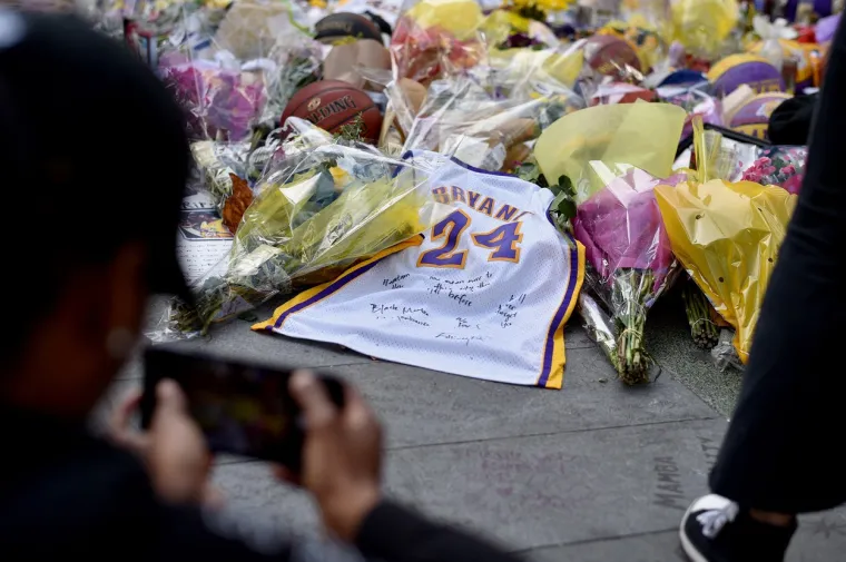 [FOTO] PREVELIKA JE TUGA ZA KOBEOM, GIGI I OSTALIM POGINULIMA: Ovi prizori iz Los Angelesa upravo obilaze svijet