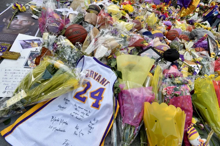 [FOTO] PREVELIKA JE TUGA ZA KOBEOM, GIGI I OSTALIM POGINULIMA: Ovi prizori iz Los Angelesa upravo obilaze svijet