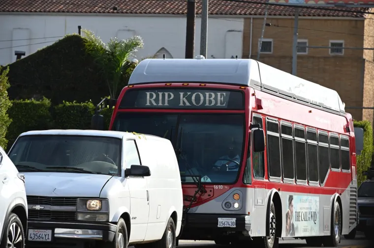 [FOTO] PREVELIKA JE TUGA ZA KOBEOM, GIGI I OSTALIM POGINULIMA: Ovi prizori iz Los Angelesa upravo obilaze svijet