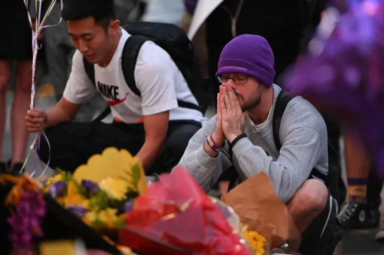 Molitve za Kobea, Gigi i ostale poginule.