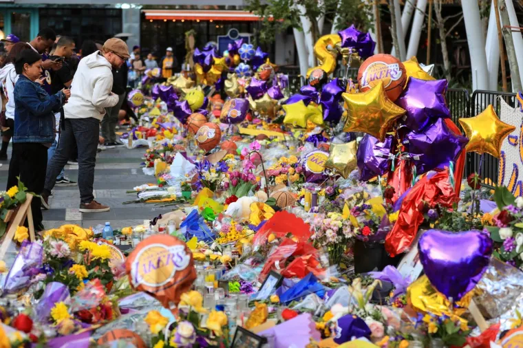 [FOTO] PREVELIKA JE TUGA ZA KOBEOM, GIGI I OSTALIM POGINULIMA: Ovi prizori iz Los Angelesa upravo obilaze svijet