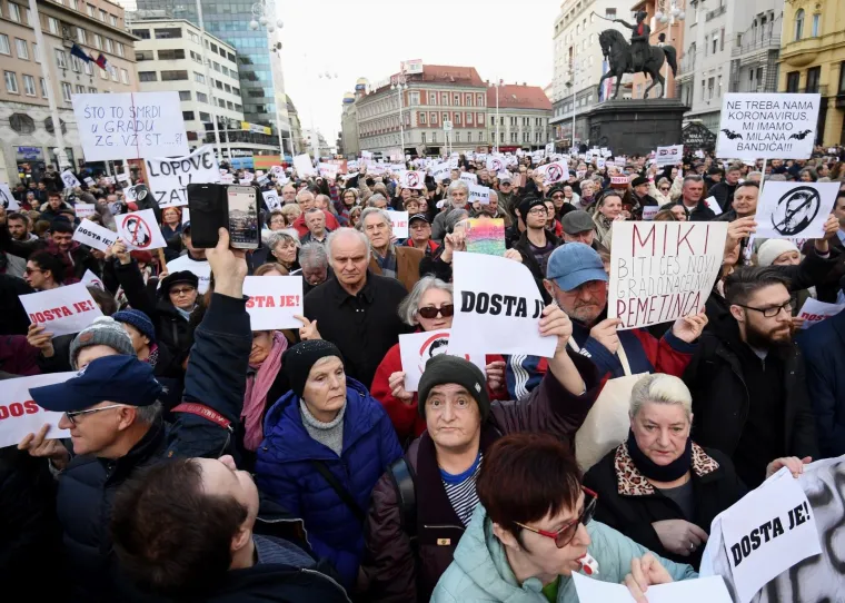 Prosvjed protiv gradonačelnika Milana Bandića na glavnom zagrebačkom trgu Bana Josipa Jelačića. Prosvjed pod nazivom "Dosta je!" organiziraju udruge Zelena akcija, Pravo na grad i Siget, a na prosvjedu su se okupile tisuće građana.