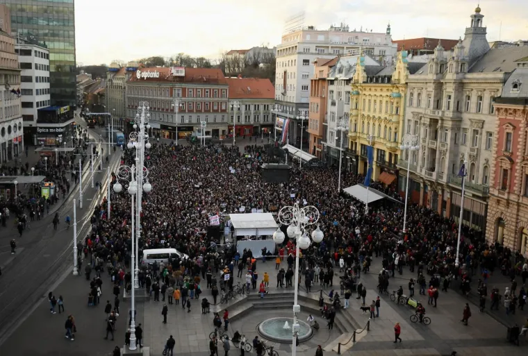 VELIKI PROSVJED PROTIV MILANA BANDIĆA U SRCU ZAGREBA: Građani mu svašta poručili: 'Miki bit ćeš novi gradonačelnik Remetinca'