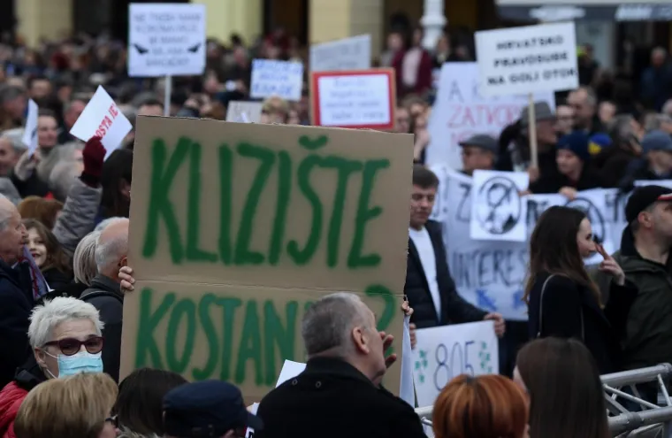 VELIKI PROSVJED PROTIV MILANA BANDIĆA U SRCU ZAGREBA: Građani mu svašta poručili: 'Miki bit ćeš novi gradonačelnik Remetinca'