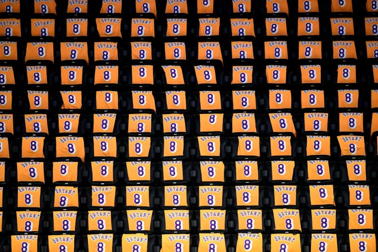 James je sudjelovao na ceremoniji i čitao imena žrtava sudara, završavajući s Bryantom. Rekao je publici u Staples Centru da je pripremio govor i izvukao komad papira iz svoje trenirke na koju je imao obučen dres Kobe Bryanta s brojem 24. Ali, onda ga je James bacio na pod…