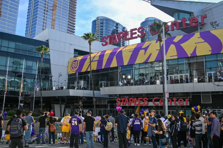 [FOTO] ZBOGOM KOBE, NIKAD TE NEĆEMO ZABORAVITI: Ogromna je tuga u Los Angelesu; Ovi dirljivi prizori upravo obilaze planetu