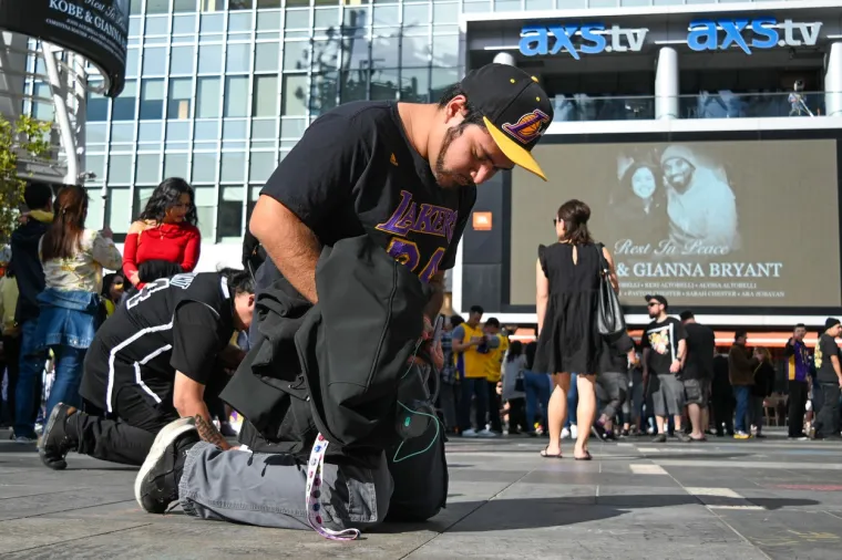 [FOTO] ZBOGOM KOBE, NIKAD TE NEĆEMO ZABORAVITI: Ogromna je tuga u Los Angelesu; Ovi dirljivi prizori upravo obilaze planetu
