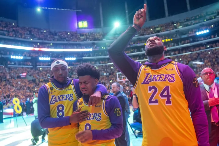 [FOTO] ZBOGOM KOBE, NIKAD TE NEĆEMO ZABORAVITI: Ogromna je tuga u Los Angelesu; Ovi dirljivi prizori upravo obilaze planetu