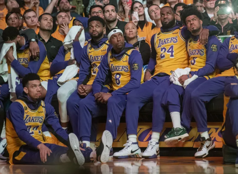 Igrači Lakersa zagrljeni su plakali, prolazili tugu zbog svoje ikone i prijatelja.