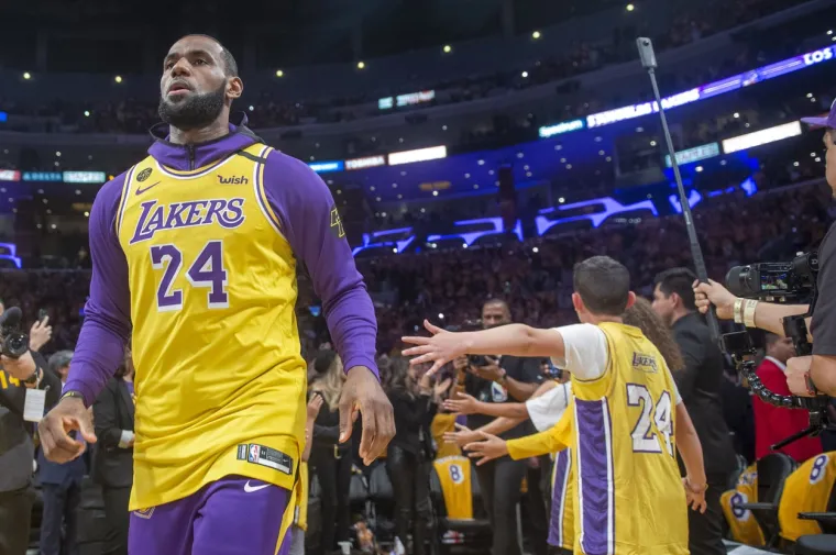 Njegov prijatelj, najbolji ko&scaron;arka&scaron; dana&scaron;njice LeBron James, brisao je oči od suza nakon &scaron;to je zavr&scaron;ila državna himna. Noseći dres Kobe Bryanta s brojem 24, James je u zagrljaju, shrvan, poprilično emotivno zamotao svog suigrača, centra Anthonyja Davisa u Kobejev dres s brojem 8, pi&scaron;e ugledni Yahoo NBA. Dvojica aktualnih superzvijezda Lakersa vratila su se u petak navečer na teren za prvu utakmicu momčadi otkako su Bryant, njegova 13-godi&scaron;nja kći Gianna i sedam ostalih poginuli u sudaru helikoptera pet dana ranije, onu protiv Hezonjinih Portland Trail Blazersa.