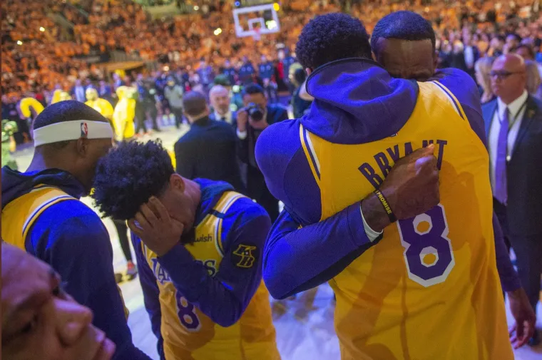 [FOTO] ZBOGOM KOBE, NIKAD TE NEĆEMO ZABORAVITI: Ogromna je tuga u Los Angelesu; Ovi dirljivi prizori upravo obilaze planetu