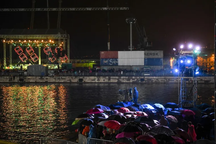 Na velikoj pozornici, smještenoj na De Francheschijevu gatu u riječkoj luci, održan je svečani program otvorenja Rijeka 2020. - Europska prijestolnica kulture.