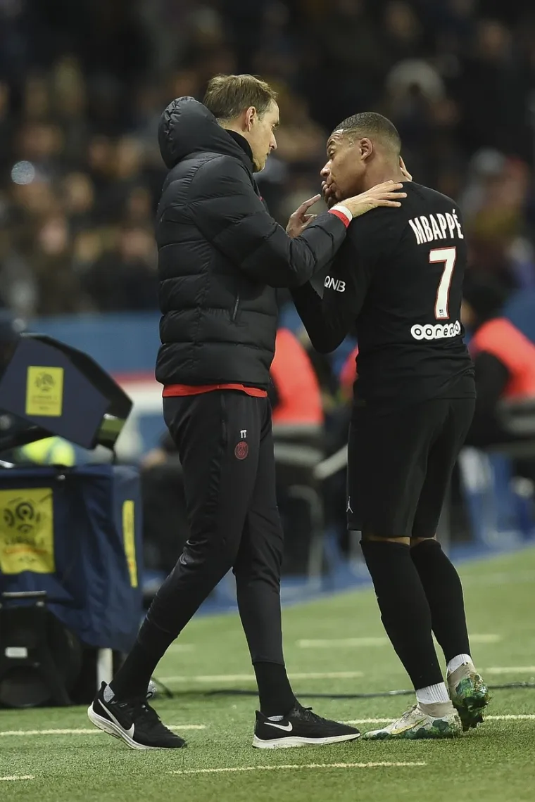 [FOTO] PRIMJEĆUJETE LI TUCHELOV IZRAZ LICA KAD GA MBAPPE GLEDA? S ovim se mladi Francuz u potpunosti razotkrio, ovo sve objašnjava