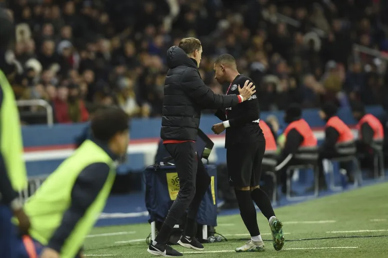 Ovim je Kylian Mbappé , inače fantastičan nogometaš, pokazao svoju razmaženu stranu. U ovom trenutku nema nikakvih informacija o sukobu njih dvoje niti o ikakvom disfuncionalnom odnosu, pokazao svoju razmaženu i bahatu stranu, bez obzira radilo li se o 21-godišnjaku, mladom nogometašu koji još mora raditi na sebi i svojoj kontroli.
