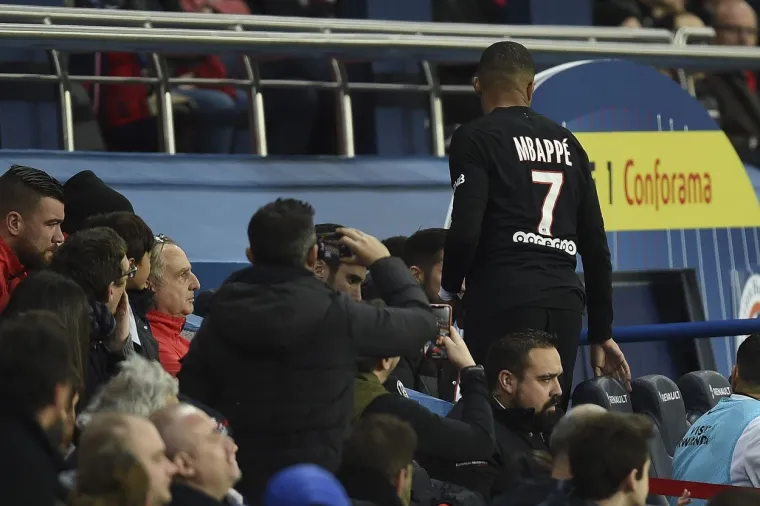 [FOTO] PRIMJEĆUJETE LI TUCHELOV IZRAZ LICA KAD GA MBAPPE GLEDA? S ovim se mladi Francuz u potpunosti razotkrio, ovo sve objašnjava