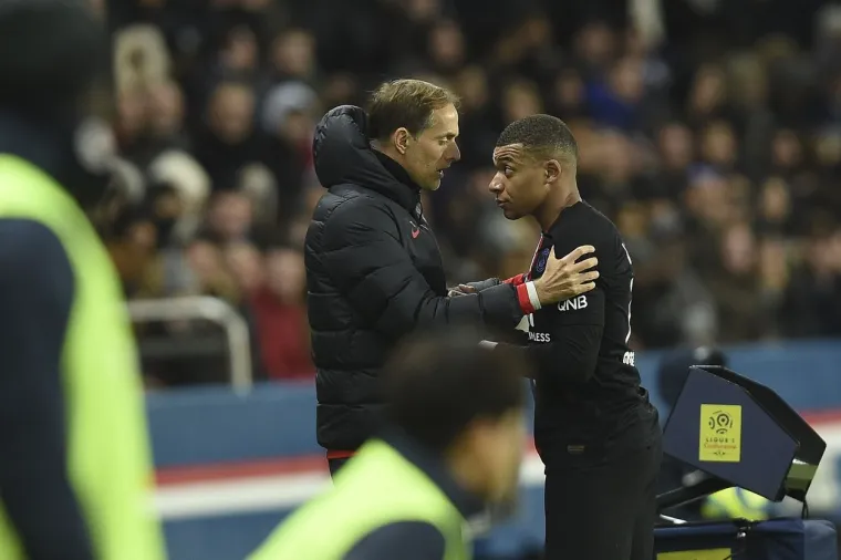 Trener PSG-a Thomas Tuchel ga je odlučio zamijeniti za Argentinca Maura Icardija. Mladom francuskom superstaru se to nimalo nije svidjelo kao što se vidi po gestikulacijama prilikom izlaska iz igre što su zabilježile i brojne kamere, iako mu je Tuchel probao objasniti svoju odluku, no Mbappe ga nije uopće htio slušati već je htio što prije sjesti na klupu