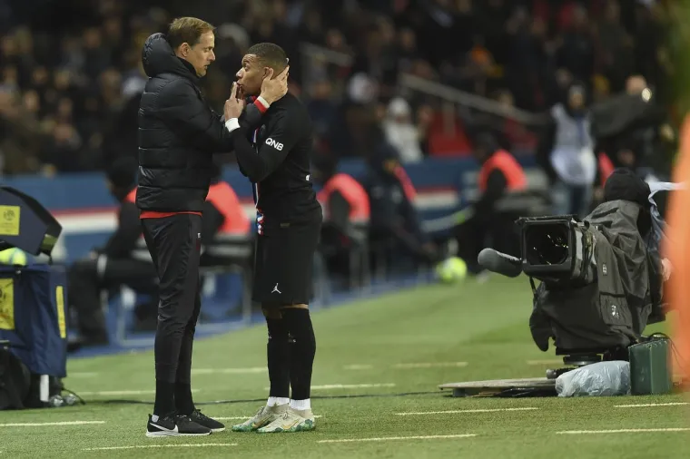 [FOTO] PRIMJEĆUJETE LI TUCHELOV IZRAZ LICA KAD GA MBAPPE GLEDA? S ovim se mladi Francuz u potpunosti razotkrio, ovo sve objašnjava