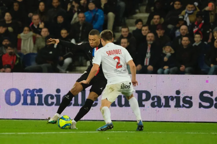 [FOTO] PRIMJEĆUJETE LI TUCHELOV IZRAZ LICA KAD GA MBAPPE GLEDA? S ovim se mladi Francuz u potpunosti razotkrio, ovo sve objašnjava