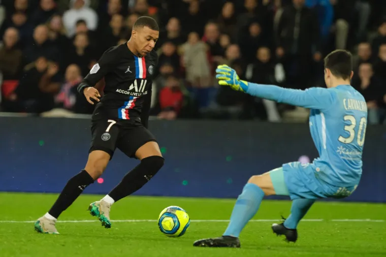 [FOTO] PRIMJEĆUJETE LI TUCHELOV IZRAZ LICA KAD GA MBAPPE GLEDA? S ovim se mladi Francuz u potpunosti razotkrio, ovo sve objašnjava