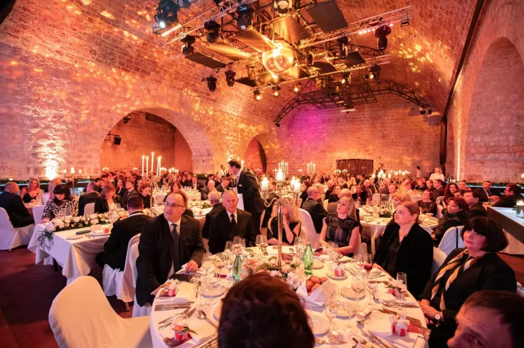 Plenković na svečanoj večeri u Dubrovniku: Iza njega sjedili Kovač, Bauk, Hasanbegović...