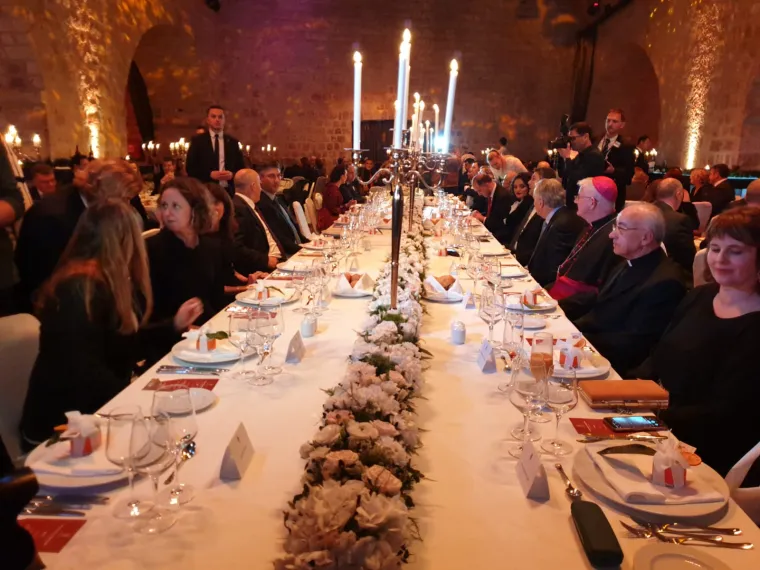 Plenković na svečanoj večeri u Dubrovniku: Iza njega sjedili Kovač, Bauk, Hasanbegović...