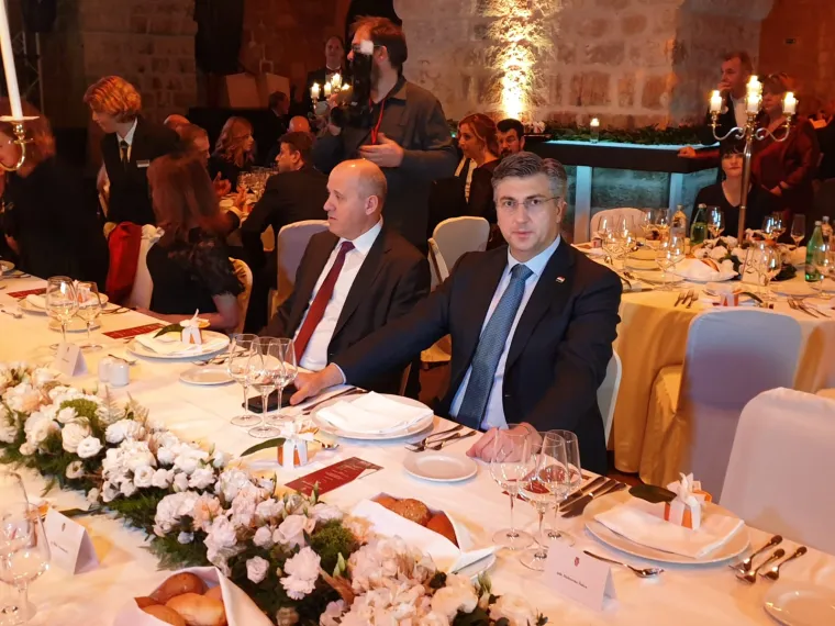 Plenković na svečanoj večeri u Dubrovniku: Iza njega sjedili Kovač, Bauk, Hasanbegović...