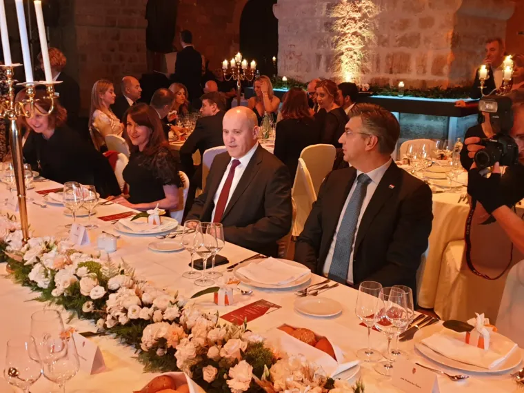 Plenković na svečanoj večeri u Dubrovniku: Iza njega sjedili Kovač, Bauk, Hasanbegović...