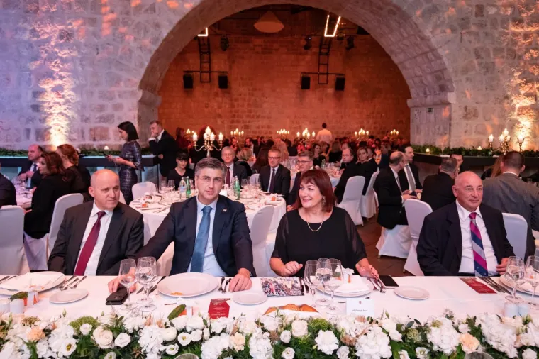 Plenković na svečanoj večeri u Dubrovniku: Iza njega sjedili Kovač, Bauk, Hasanbegović...