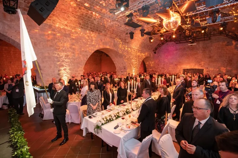 Plenković na svečanoj večeri u Dubrovniku: Iza njega sjedili Kovač, Bauk, Hasanbegović...