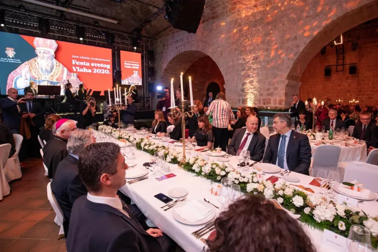 Plenković na svečanoj večeri u Dubrovniku: Iza njega sjedili Kovač, Bauk, Hasanbegović...