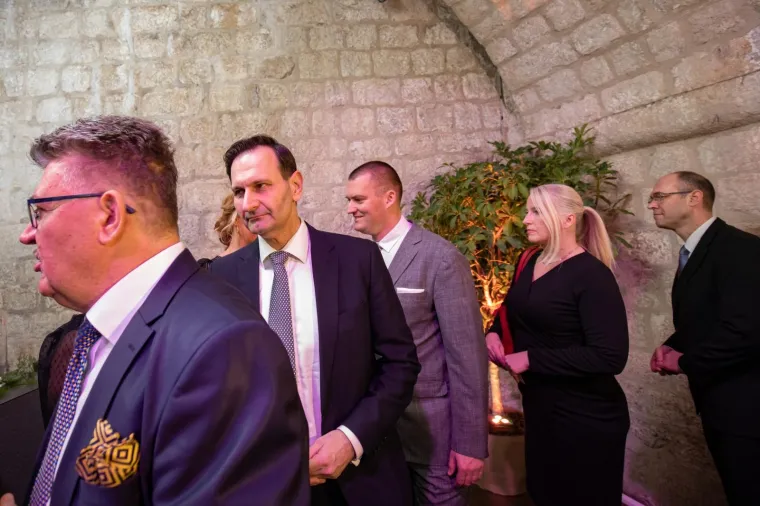 Plenković na svečanoj večeri u Dubrovniku: Iza njega sjedili Kovač, Bauk, Hasanbegović...