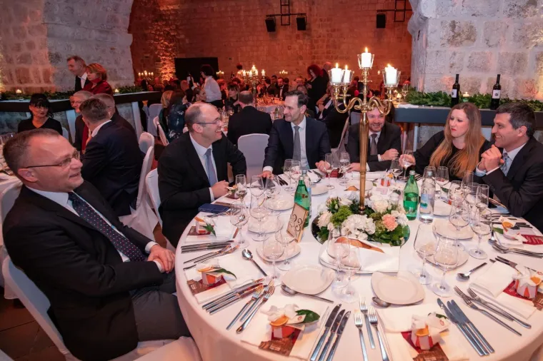 Plenković na svečanoj večeri u Dubrovniku: Iza njega sjedili Kovač, Bauk, Hasanbegović...