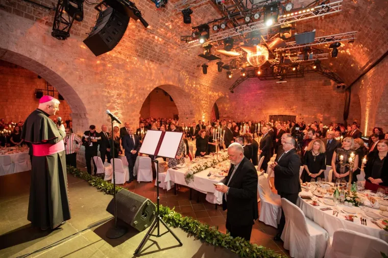 Plenković na svečanoj večeri u Dubrovniku: Iza njega sjedili Kovač, Bauk, Hasanbegović...